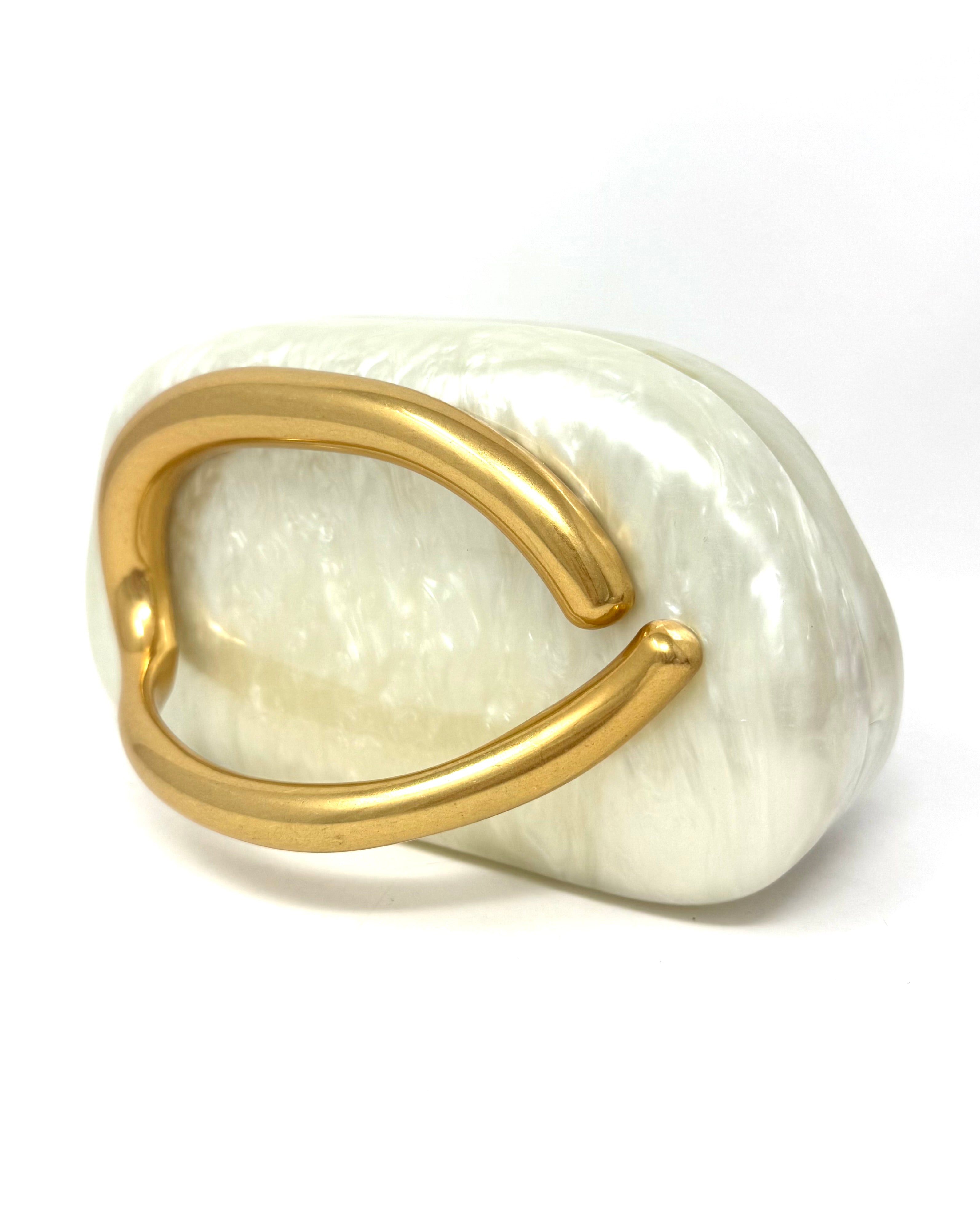 Bolso de nacar con asa dorada